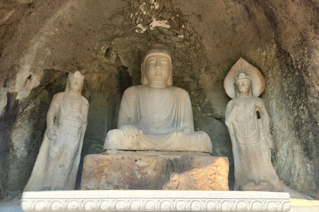 팔공산 석굴암(제2석굴암) 군위 아미타여래삼존 석굴(국보제109호)