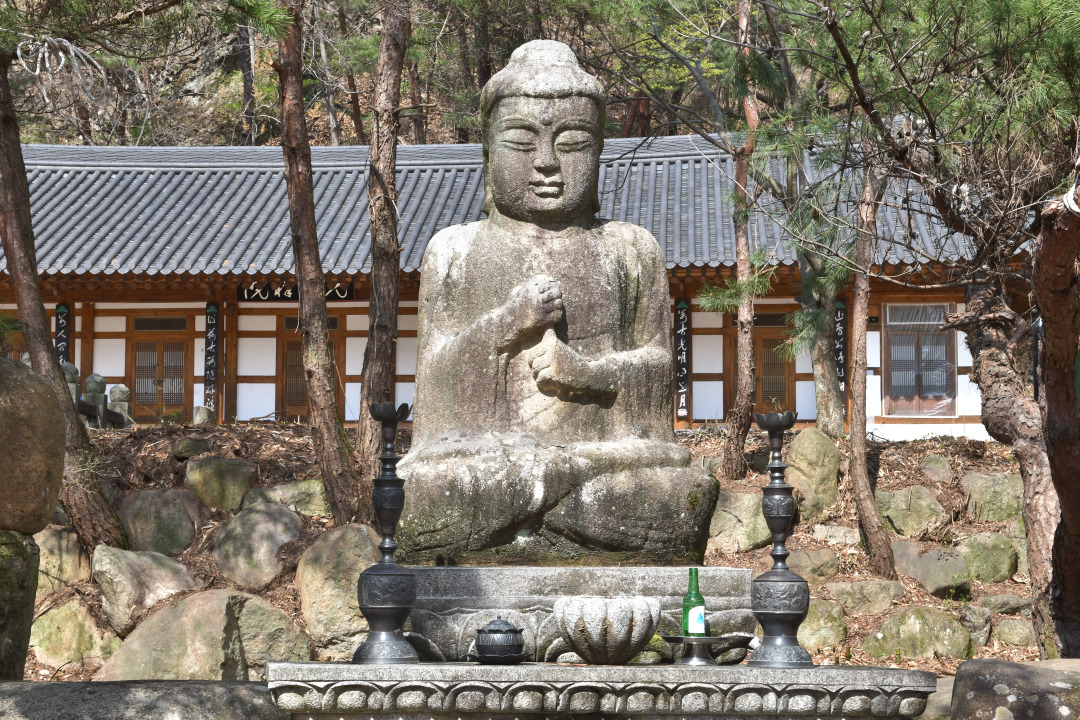 팔공산 석굴암 유형문화재258호 석조비로자나불좌상